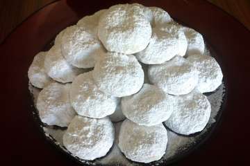 Traditional Kourampiedes / Kourabiethes (Greek Christmas Butter Cookies)
