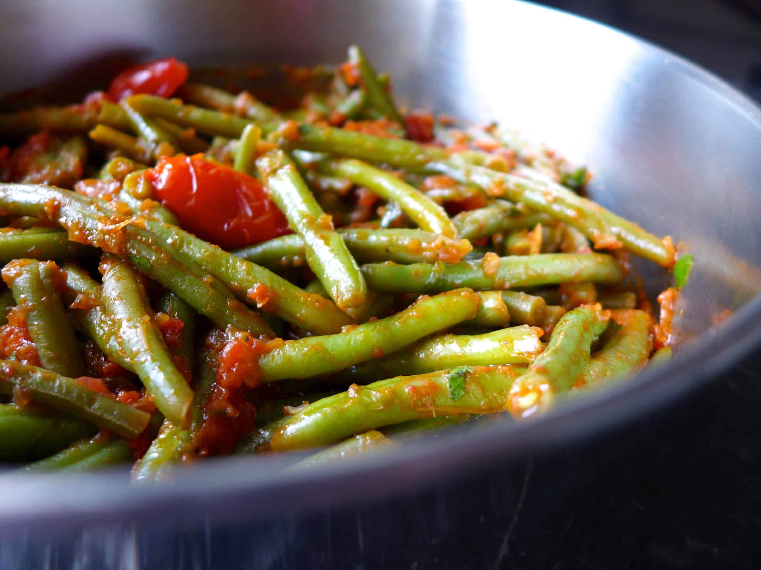 Traditional Greek green beans recipe (Fasolakia giaxni)