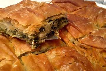 Spanakopita recipe (The traditional Greek spinach pie recipe)