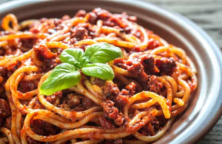 Makaronia me Kima recipe (Greek style spaghetti in meat sauce)