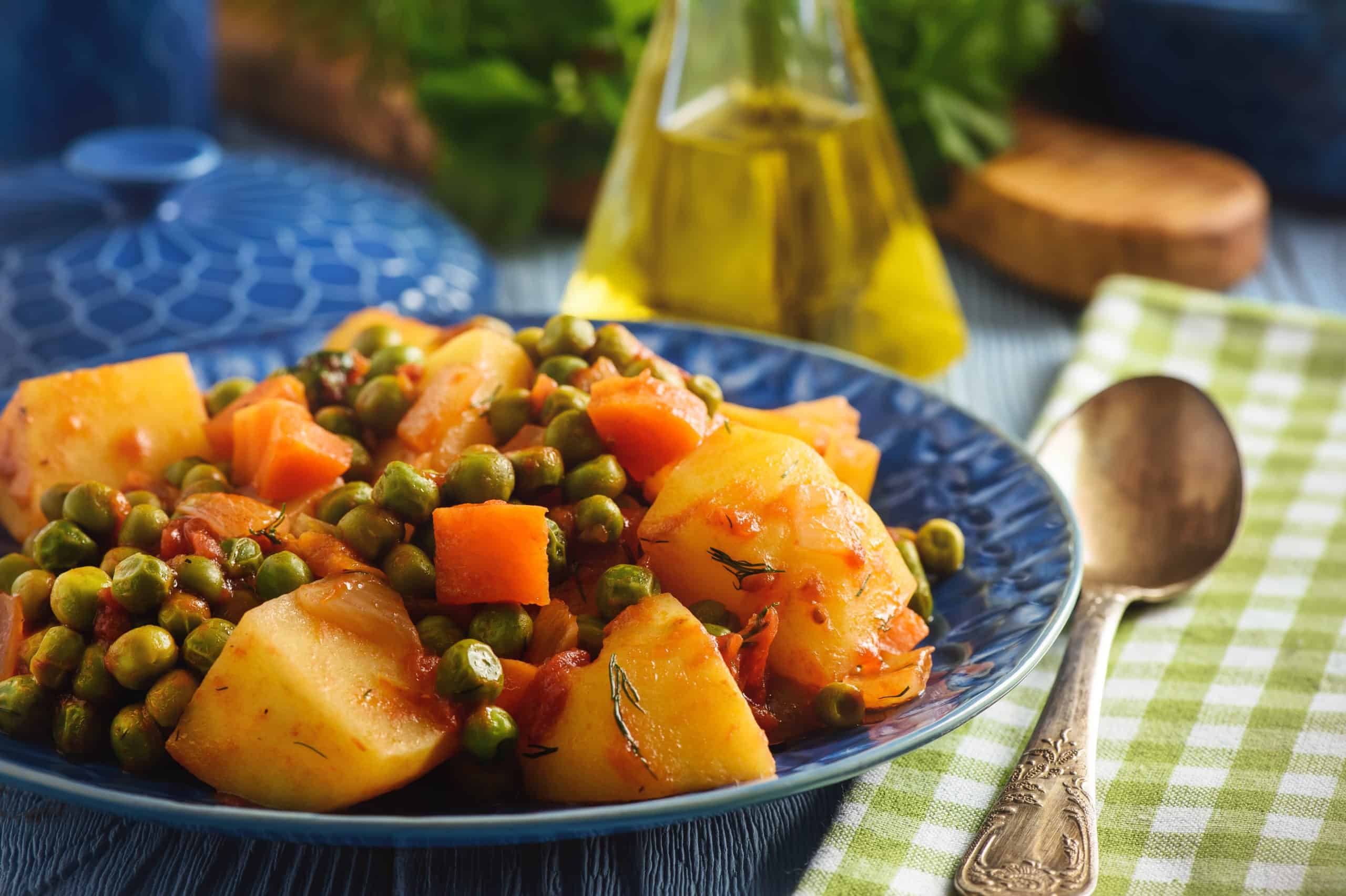 Greek peas and potato stew with tomatoes recipe (Arakas laderos kokkinistos)